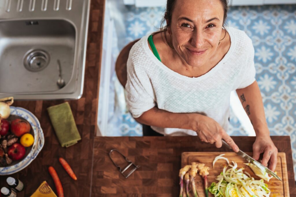 Frau kocht in Kleinküche