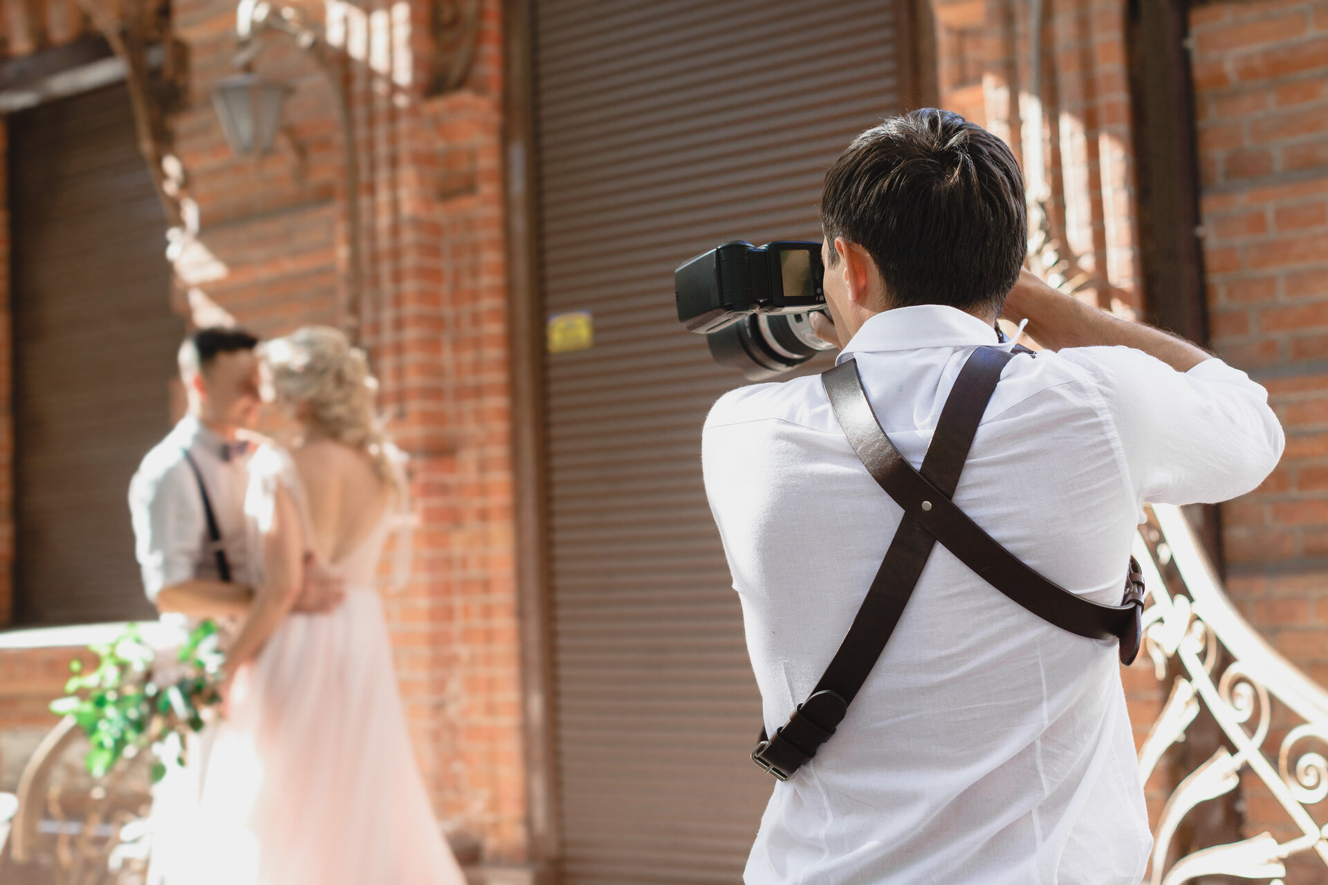 Hochzeitsfotograf in Frankfurt macht Bilder von Braut und Bräutigam