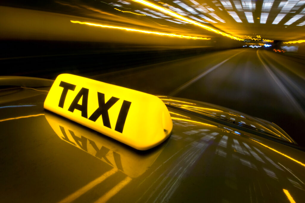 Taxi in einem Tunnel