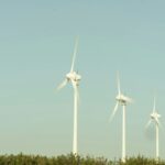 Ein Windanlagen park mit mehreren Windkraftanlagen hintereinander