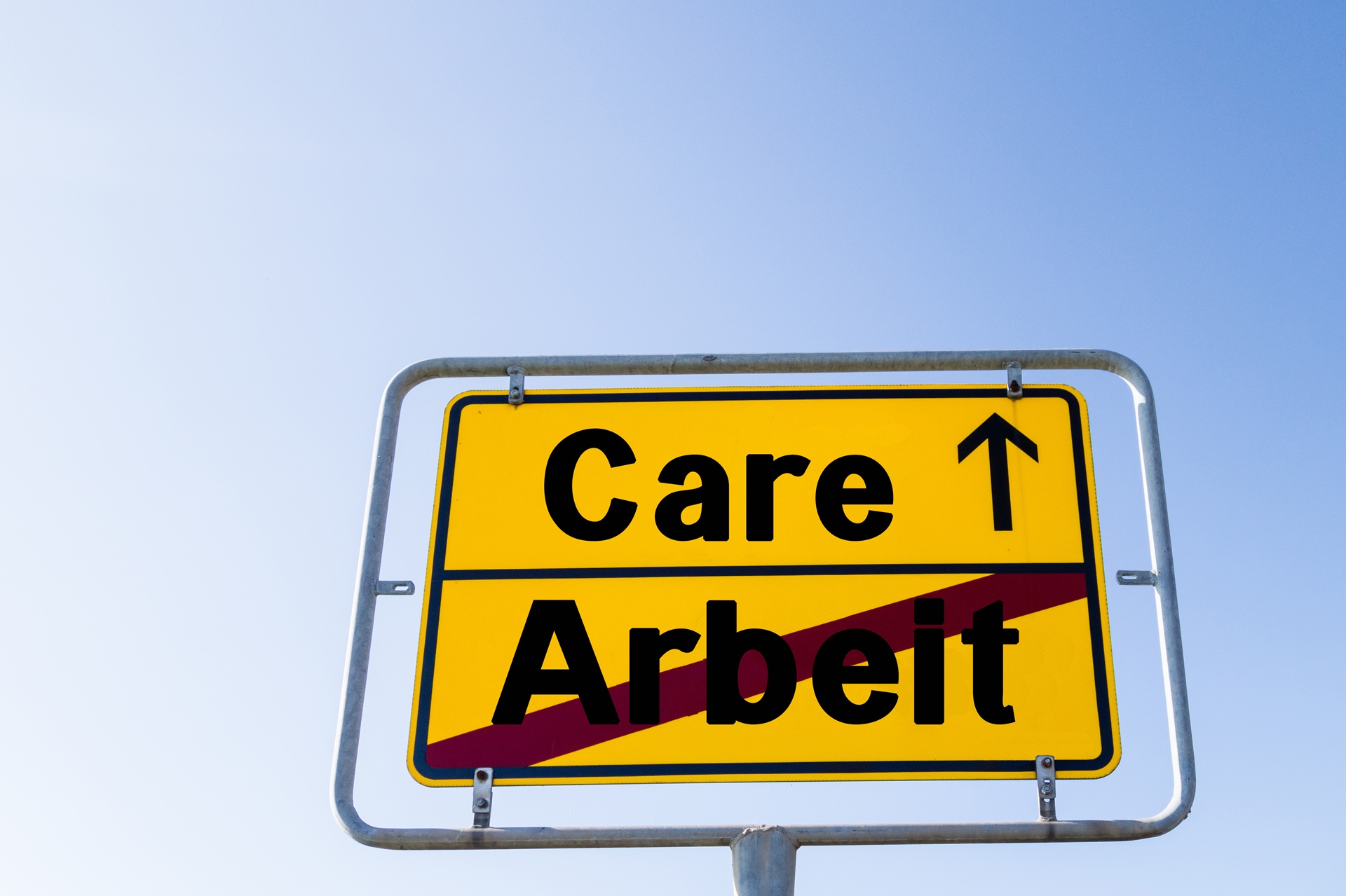 Straßenschild mit Care Arbeit Hinweis | Pflegedienst Gütersloh
