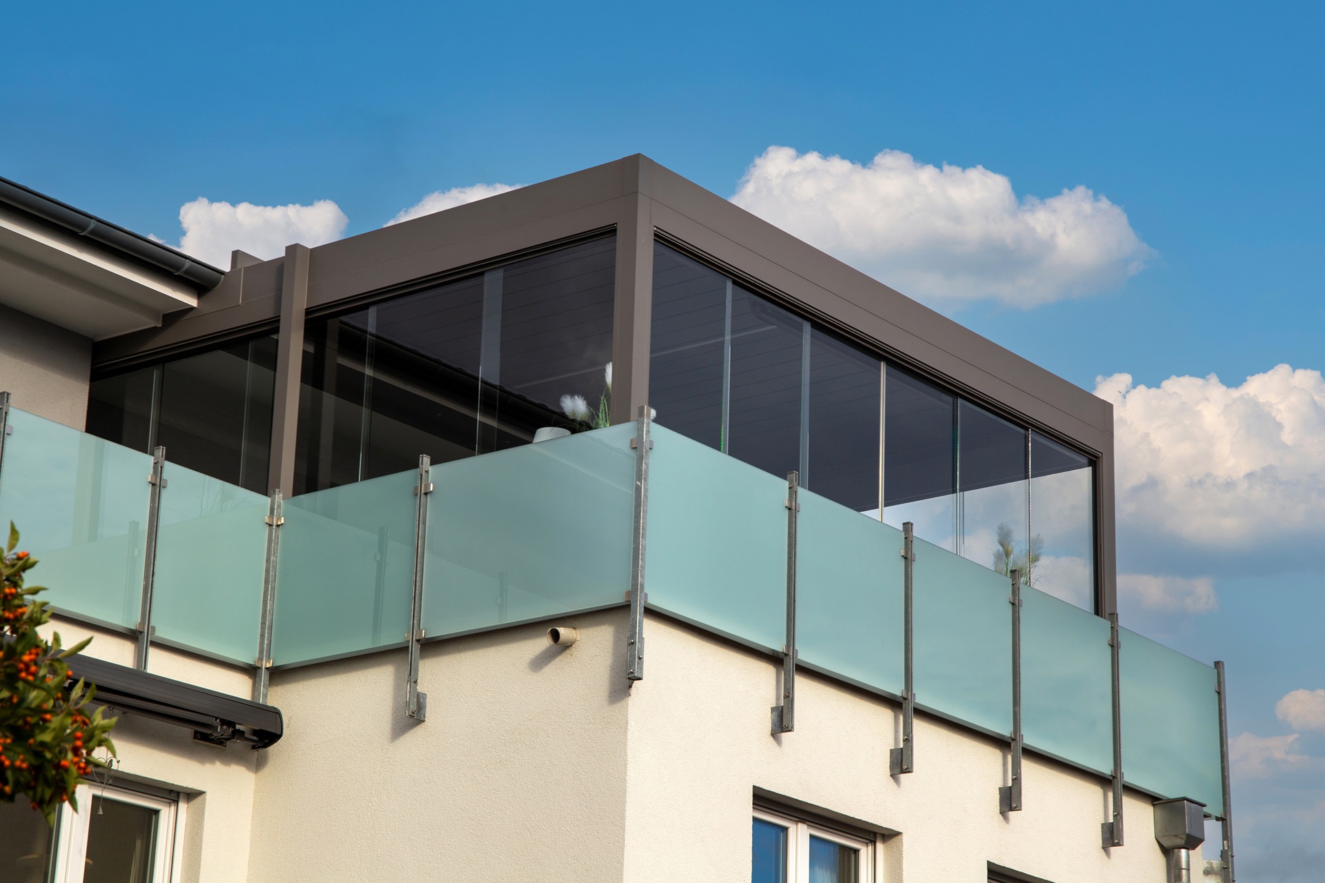 Moderne Glasüberdachung am Haus | Terrassenüberdachung Frankfurt