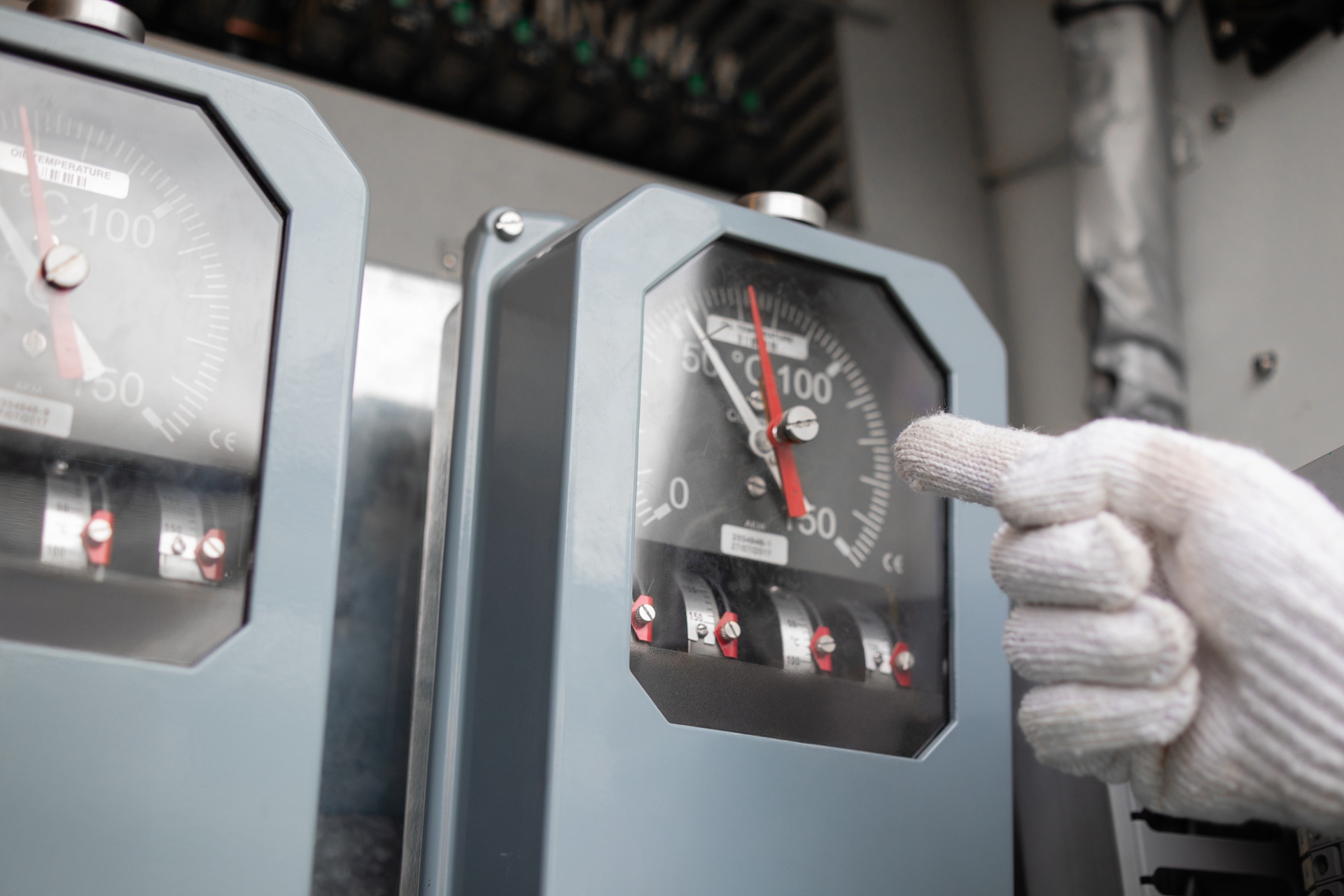 Hand zeigt auf industrielle Druckanzeige | Druckaufnehmer