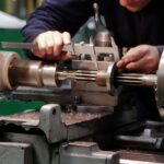 Hand misst Bauteil an Drehmaschine | Druckaufnehmer